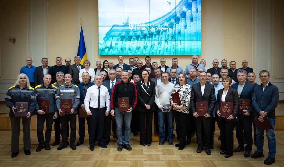 za-vidnovlennya-svitla-pislya-vorozhih-atak-ponad-70-energetikiv-dtek-odeski-elektromerezhi-otrimali-pochesni-nagorodi-1