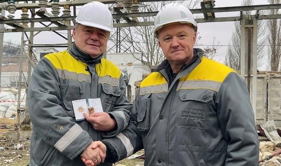 za-vidnovlennya-svitla-pislya-vorozhih-atak-ponad-70-energetikiv-dtek-odeski-elektromerezhi-otrimali-pochesni-nagorodi-10