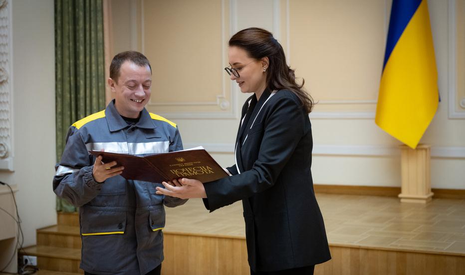 za-vidnovlennya-svitla-pislya-vorozhih-atak-ponad-70-energetikiv-dtek-odeski-elektromerezhi-otrimali-pochesni-nagorodi-7