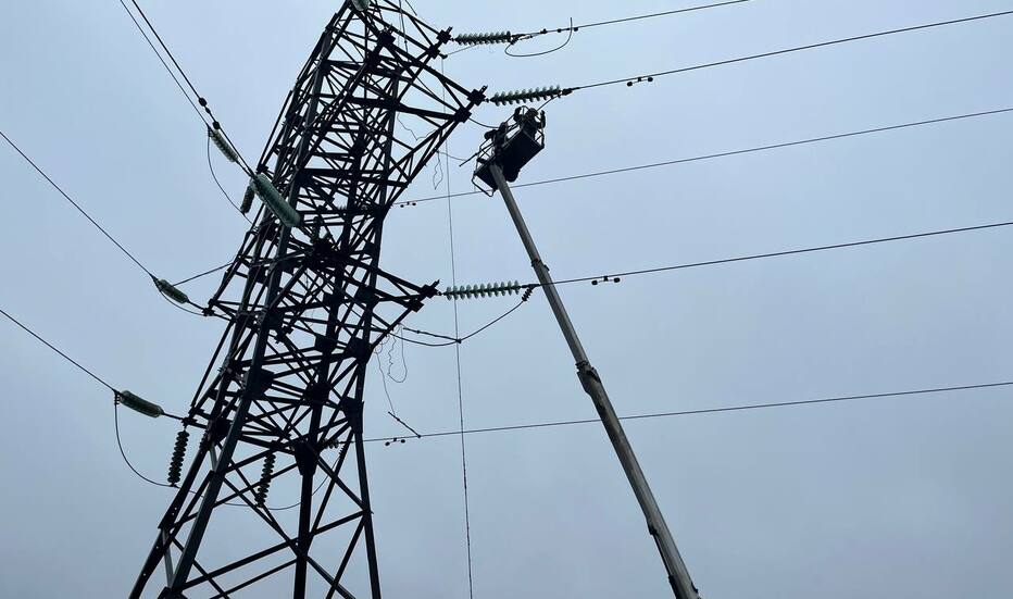 12-lyutogo-energetiki-vikonayut-avariyniy-remont-obladnannya-1