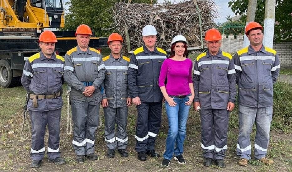 dtek-odeski-elektromerezhi-ukripit-30-gnizd-lelek-na-elektrooporah-v-ramkah-proyektu-dtek-merezhi-lelechenki-3