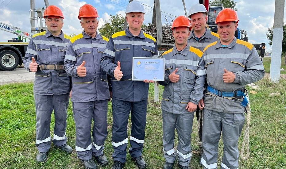 dtek-odeski-elektromerezhi-ukripit-30-gnizd-lelek-na-elektrooporah-v-ramkah-proyektu-dtek-merezhi-lelechenki-1