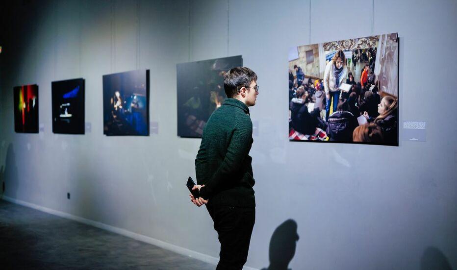 v-odesi-vidkrili-fotovistavku-smilivi-nesti-svitlo-pro-nayskladnishu-zimu-v-istoriji-nezalezhnoji-ukrajini-9