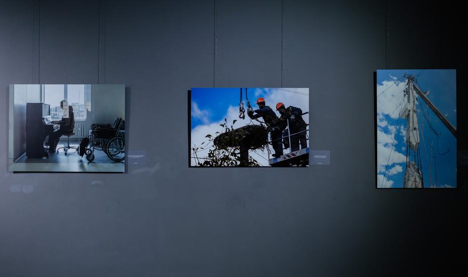 v-odesi-vidkrili-fotovistavku-smilivi-nesti-svitlo-pro-nayskladnishu-zimu-v-istoriji-nezalezhnoji-ukrajini-11