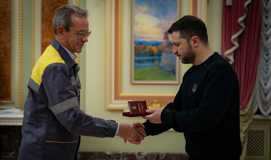 za-zabezpechennya-cilisnosti-energosistemi-ponad-60-energetikiv-dtek-odeski-elektromerezhi-otrimali-pochesni-nagorodi-2