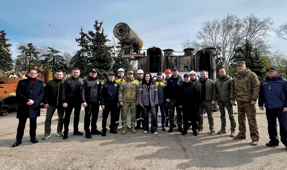 bitva-za-svitlo-energetiki-pokazali-zruynovaniy-transformator-yak-simvol-sprotivu-energetichnomu-teroru-1