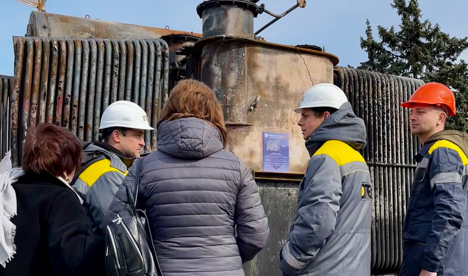 bitva-za-svitlo-energetiki-pokazali-zruynovaniy-transformator-yak-simvol-sprotivu-energetichnomu-teroru-3