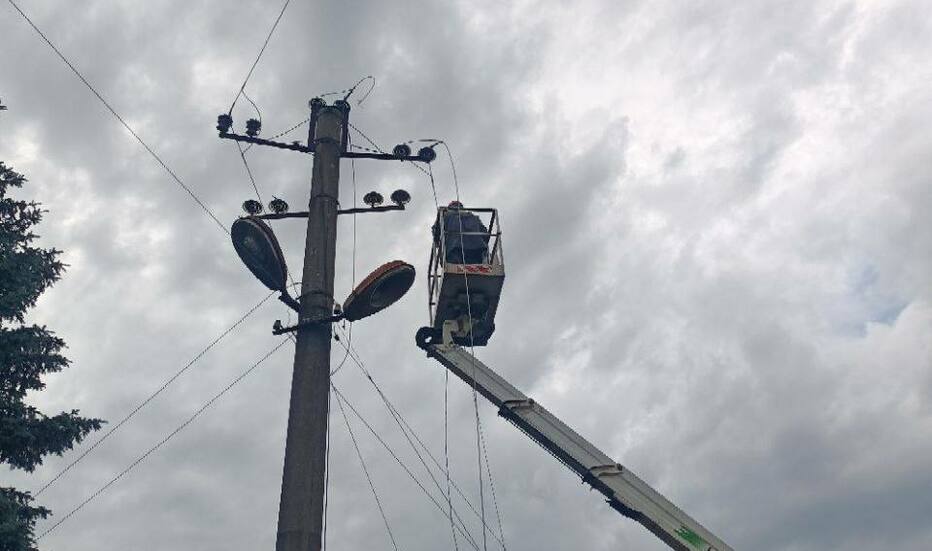 protyagom-dnya-4-zhovtnya-energetiki-povernuli-svitlo-dlya-mayzhe-28-tisyach-kliyentiv-pislya-negodi-1