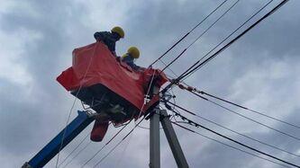 energetiki-dtek-odeski-elektromerezhi-opanovuyut-tehnologiyu-vikonannya-robit-pid-naprugoyu-bez-vidklyuchennya-svitla-u-kliyentiv-u-2023-roci-proveli-2715-takih-robit