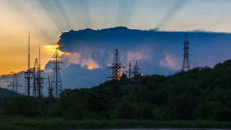 avariyni-brigadi-dtek-odeski-elektromerezhi-gotovi-povertati-svitlo-v-oseli-kliyentiv-u-razi-negodi
